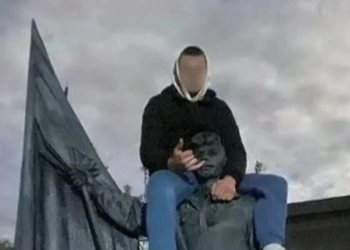 На Кременеччині відбувся суд над підлітком, який виліз на пам’ятник герою Небесної Сотні