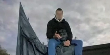 На Кременеччині відбувся суд над підлітком, який виліз на пам’ятник герою Небесної Сотні