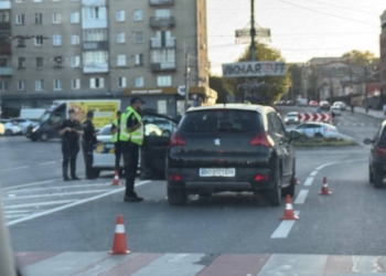 У Тернополі біля «Маяка» автомобіль збив пішохода: чоловік у лікарні