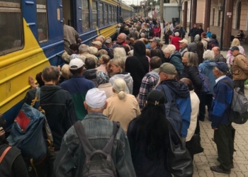 Дaчники “штурмують” єдиний потяг у Тернополі до земельних ділянок