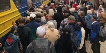 Дaчники “штурмують” єдиний потяг у Тернополі до земельних ділянок