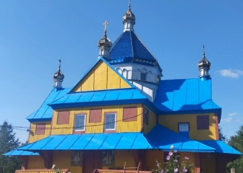 На Тернопільщині відреставрували 135-річний храм і пофарбували в синьо-жовті кольори