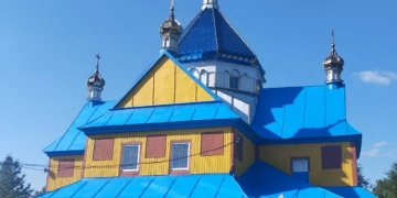 На Тернопільщині відреставрували 135-річний храм і пофарбували в синьо-жовті кольори