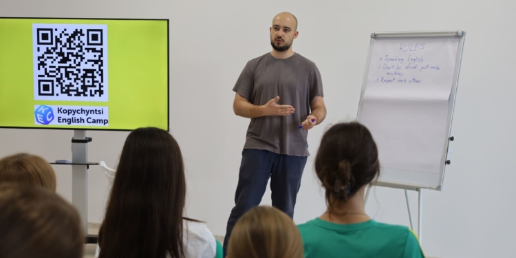 У Копичинцях стартував англомовний табір для молоді
