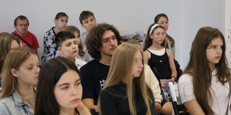 У Копичинцях стартував англомовний табір для молоді
