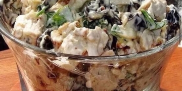 салату з куркою та чорносливом