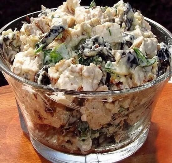 салату з куркою та чорносливом