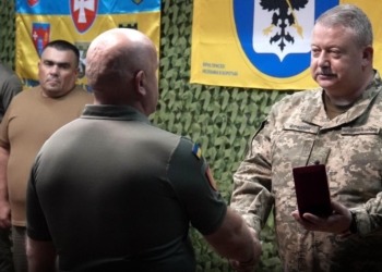 Тернопільських артилеристів нагородив на передовій бригадний генерал Шведюк