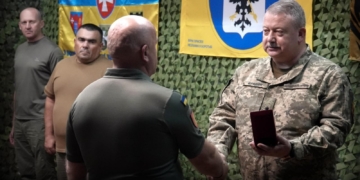 Тернопільських артилеристів нагородив на передовій бригадний генерал Шведюк