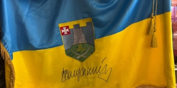 У Кременці відкрилася виставка «Під прапорами незламності»