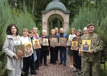 освятили ікони,