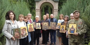 освятили ікони,