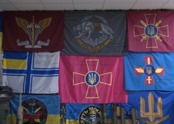 колекцію військових прапорів