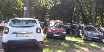 У Тернополі пояснили, чому водіїв не оштрафували за паркування на зелених зонах Старого парку