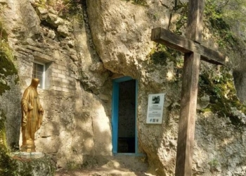 Пластикове вікно в печері на Тернопільщині: крінж чи необхідність