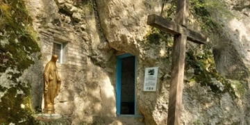 Пластикове вікно в печері на Тернопільщині: крінж чи необхідність