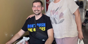 У Тернополі підтримують захисників: пісні, портрети і гостинці для воїнів в лікарні