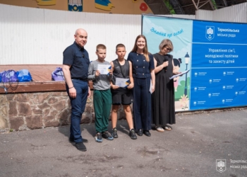 Тернополі до Дня знань діти Героїв та діти у складних обставинах отримали подарунки