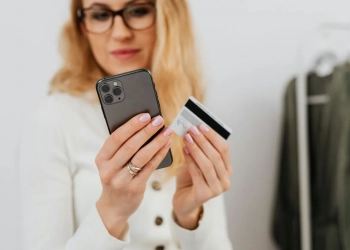 Чи правда, що банківська карта може розмагнітитися під чохлом смартфона