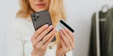 Чи правда, що банківська карта може розмагнітитися під чохлом смартфона