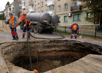 Аварія каналізаційного колектора на Руській: рух транспорту на даній ділянці міста ускладнений