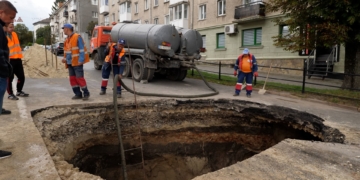 Аварія каналізаційного колектора на Руській: рух транспорту на даній ділянці міста ускладнений