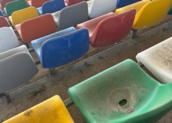 Бруд і байдужість: вболівальників на матчі «Епіцентр» – «Шахтар» зустрічали брудні сидіння