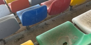 Бруд і байдужість: вболівальників на матчі «Епіцентр» – «Шахтар» зустрічали брудні сидіння