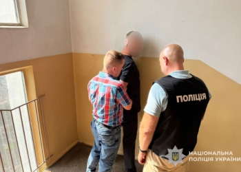 Тернопільські поліцейські затримали лікаря за хабар у $5000 за фіктивний діагноз