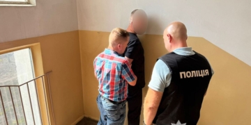 Тернопільські поліцейські затримали лікаря за хабар у $5000 за фіктивний діагноз