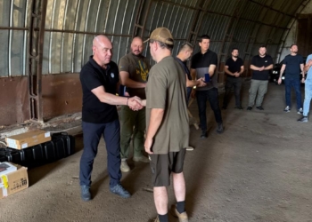 Сергій Надал до Дня Тернополя вручив відзнаки воїнам 105 бригади на фронті