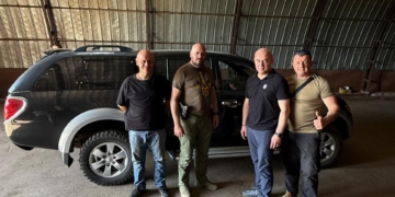 Сергій Надал від громади Тернополя передав воїнам 105 бригади ТрО автомобіль та квадрокоптери