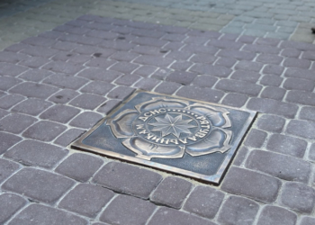 На «Алеї зірок» у Тернополі відкрили бронзову зірку «Рятувальникам ДСНС»