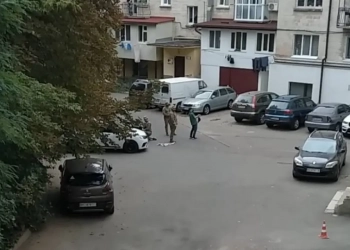 «Кричав та просив подзвонити мамі»: У Тернополі люди у формі силоміць затримували чоловіка