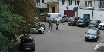 «Кричав та просив подзвонити мамі»: У Тернополі люди у формі силоміць затримували чоловіка