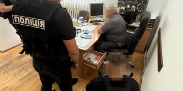 Пiдозрюваного в отриманнi 10 000 доларiв США неправомiрної вигоди триматимуть пiд вартою