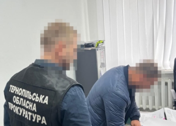 Депутата на Тернопільщині затримали за хабар у $8500 за “виключення” з військового обліку