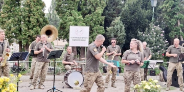 виступ військового оркестру