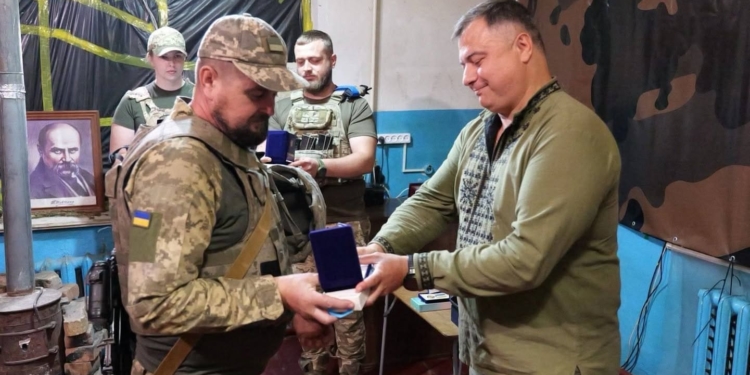 Заступник начальника Тернопільської ОВА Тарас Пастух нагородив бійців 44-ї артилерійської бригади