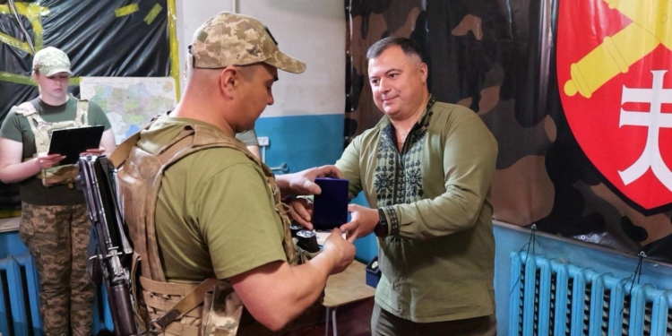 Заступник начальника Тернопільської ОВА Тарас Пастух нагородив бійців 44-ї артилерійської бригади