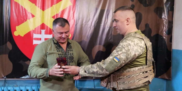 Заступник начальника Тернопільської ОВА Тарас Пастух нагородив бійців 44-ї артилерійської бригади