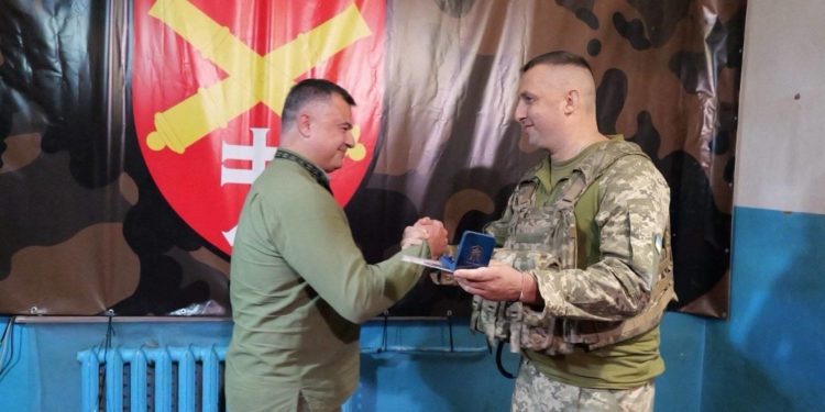 Заступник начальника Тернопільської ОВА Тарас Пастух нагородив бійців 44-ї артилерійської бригади