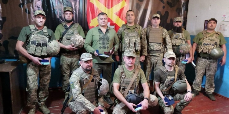 Заступник начальника Тернопільської ОВА Тарас Пастух нагородив бійців 44-ї артилерійської бригади