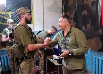 Заступник начальника Тернопільської ОВА Тарас Пастух нагородив бійців 44-ї артилерійської бригади
