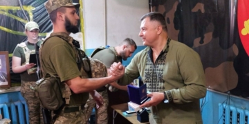 Заступник начальника Тернопільської ОВА Тарас Пастух нагородив бійців 44-ї артилерійської бригади
