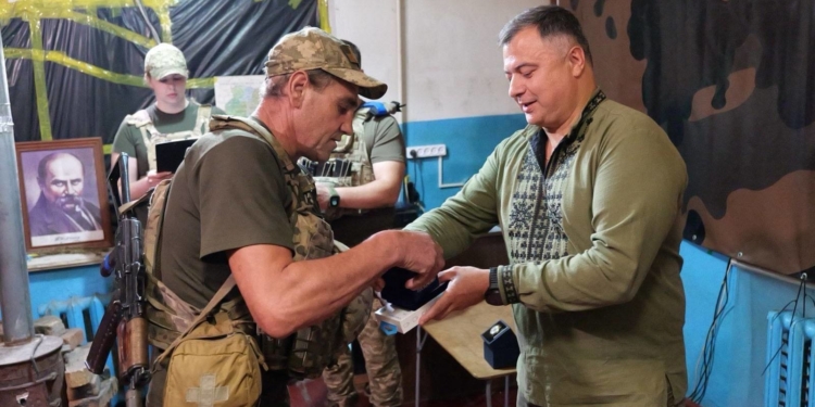 Заступник начальника Тернопільської ОВА Тарас Пастух нагородив бійців 44-ї артилерійської бригади