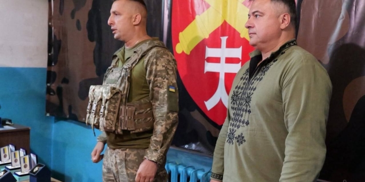 Заступник начальника Тернопільської ОВА Тарас Пастух нагородив бійців 44-ї артилерійської бригади