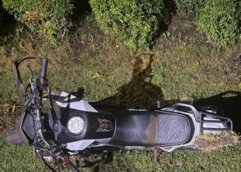 дитину у канаві біля мотоцикла