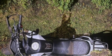 дитину у канаві біля мотоцикла