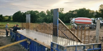 У Чернихівцях під Тернополем продовжують ремонтувати міст через річку Гнізна